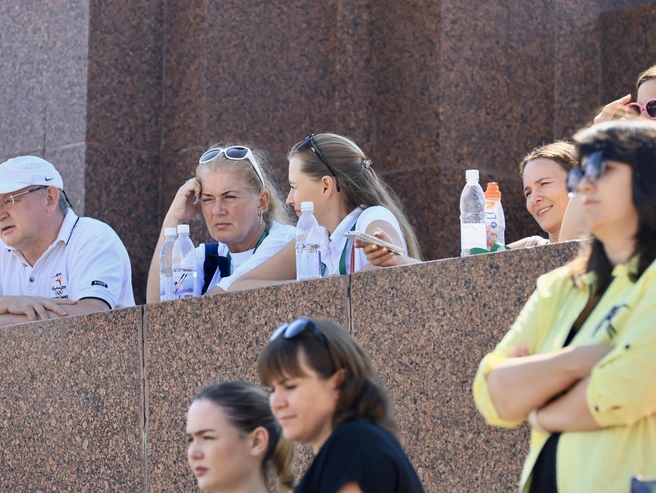 Даже судьям в тени было трудно следить за раскаленной трассой | Источник: Михаил Шилкин
