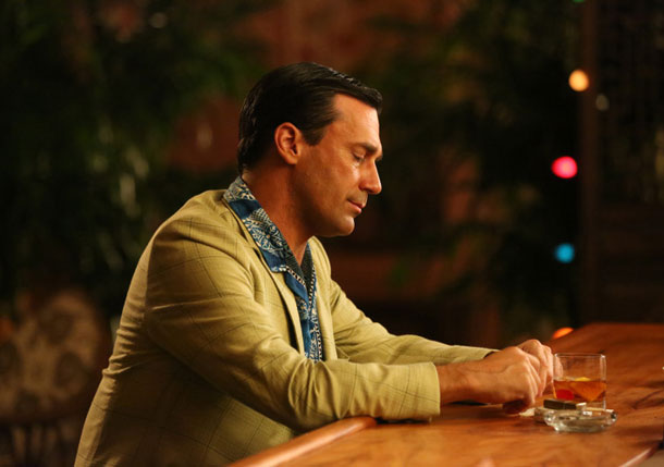 Дон Дрейпер в цветной рубашке - это что-то новое! | Источник: Кадр из сериала Mad Men