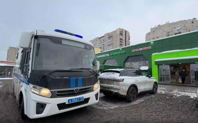 Полиция обошла супермаркеты на севере Петербурга в поисках мигрантов | Источник: пресс-служба ГУ МВД России по Санкт-Петербургу и Ленинградской области