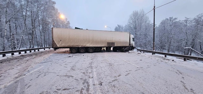 Смертельное ДТП с фурами перекрыло трассу М-10 | Источник: ГАИ Новгородской области 