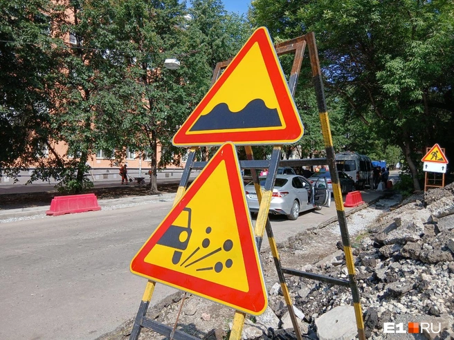 Ремонт дороги, бордюров и газонов на Испанских Рабочих | Источник: Роман Марьяненко / E1.RU