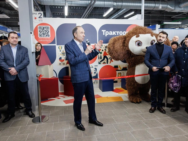Чехов отметил, что годы работы в Тракторозаводском районе не прошли для него бесследно. | Источник: Алексей Волхонский / V1.RU