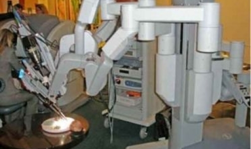 Фото №1 - В 40-й больнице операции начал делать робот