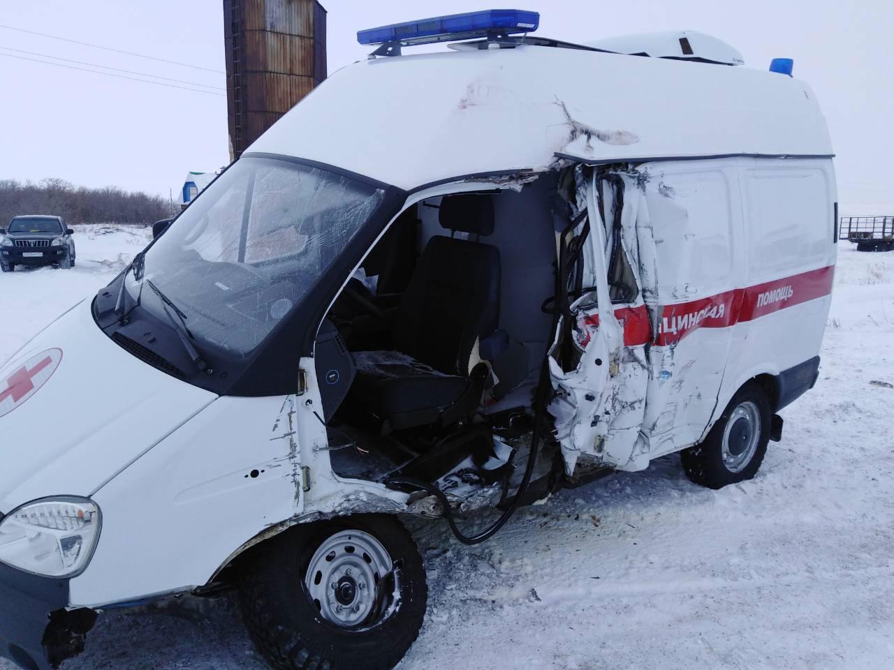 Под Магнитогорском скорая помощь столкнулась с отцепившимся прицепом  встречной машины, 3 марта 2021 г - 3 марта 2021 - 74.ру