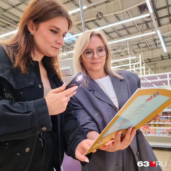 —&nbsp;Что начальнику дарить будем?—&nbsp;Книгу!—&nbsp;Нет, книга у него уже есть! | Источник: Роман Данилкин / 63.RU