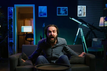 «Парень орет и крушит все вокруг, если что-то идет не по плану. Сейчас он сорвался из-за сломанной рамки…»