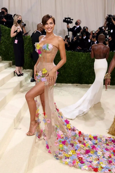 Самые красивые выходы Ирины Шейк на Met Gala