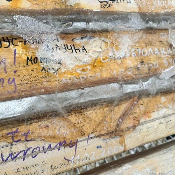 На некоторых частях скамейки есть лед | Источник: Илья Константинов / T.me