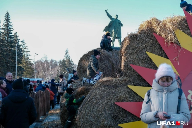 Ленин на постаменте, кажется, тоже рад народным гуляньям