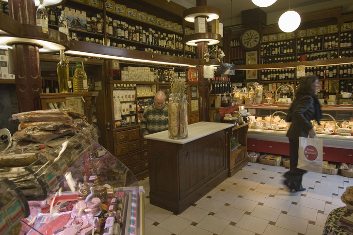 Просто посмотреть — 5 евро: магазин в Барселоне пообещал штрафовать туристов, которые ничего не купили
