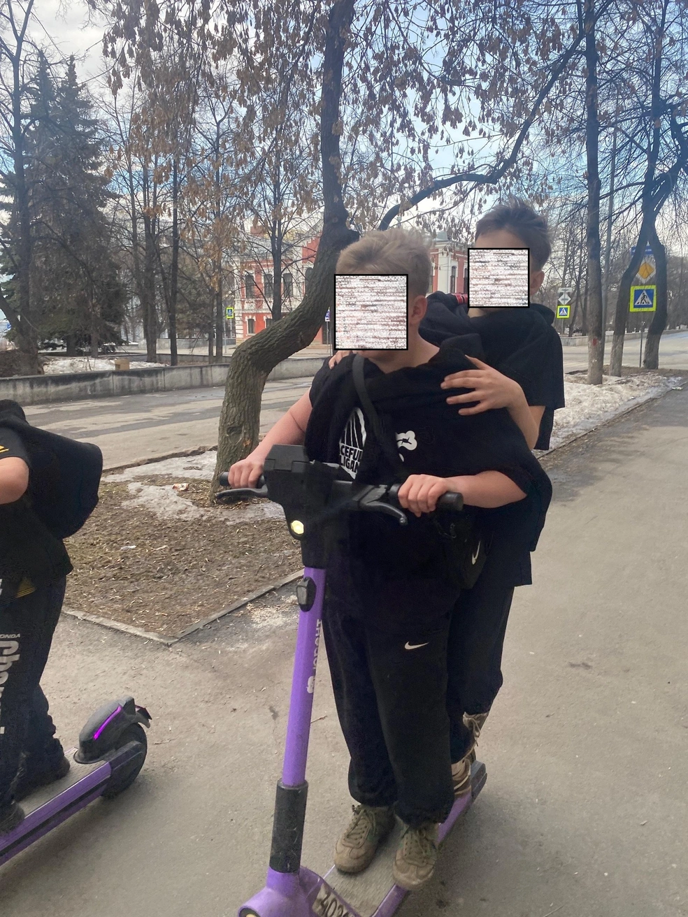 Кикшеринговые компании заявляют о борьбе с несовершеннолетними самокатчиками, но на улицах мы видим другую картину. Этим товарищам, вероятно, лет по 10. Фото актуальное, 28 марта 2026 года | Источник: Дарья Пона