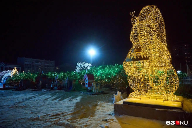 Или белочка с орешком. А позади — Щелкунчик! | Источник: Роман Данилкин / 63.RU