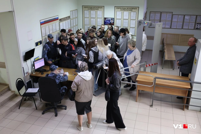 В Краснооктябрьском районном суде было многолюдно | Источник: Алексей Волхонский / V1.RU
