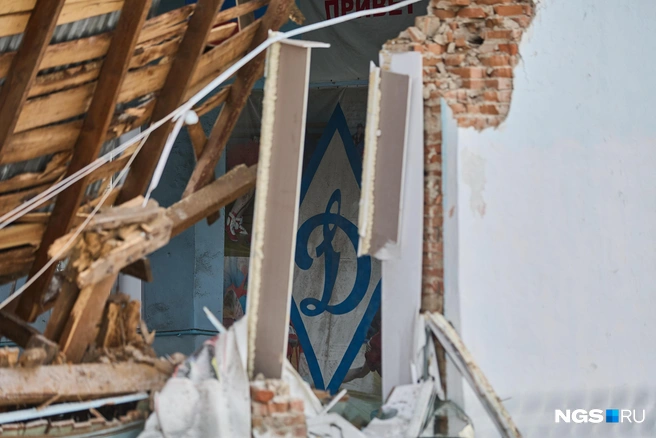 Сквозь разрушенные стены виднеются внутренние декорации | Источник: Александр Ощепков / NGS.RU