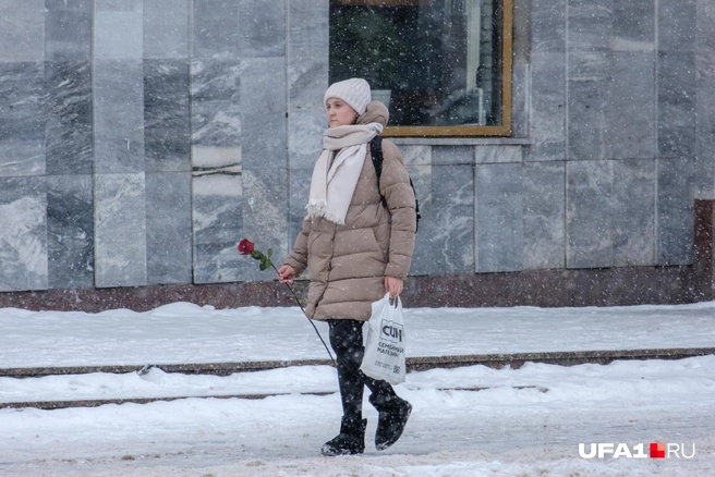 Цветочек домой несет | Источник: Булат Салихов / UFA1.RU
