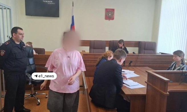 Мать пострадавшего пришла на суд по мере пресечения поддержать обвиняемого в избиении ее сына | Источник: Евгений Кошек / E1.RU