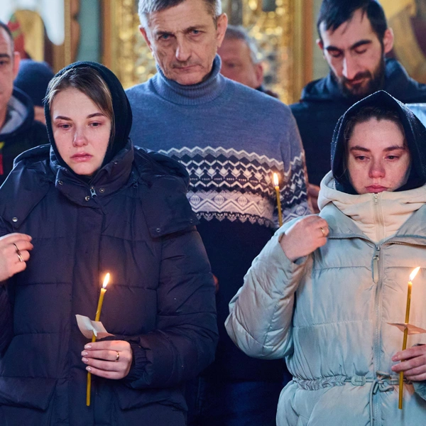 Многие во время службы не могли сдержать слез | Источник: Дмитрий Толстошеев / MSK1.RU