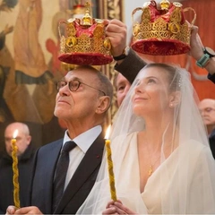 Невеста вся закутана в прозрачную вуаль, а жених — в меховой шапке: Юлия Высоцкая показала неопубликованные фото с венчания