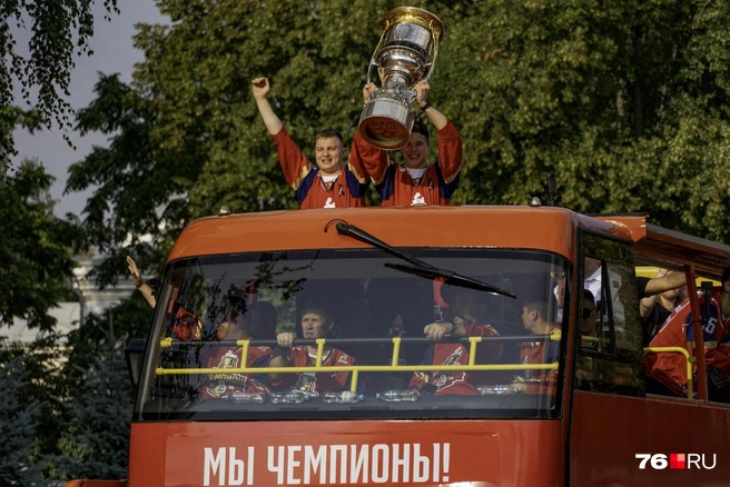 Финал был в мае, а чемпионский парад провели только в начале августа | Источник: Кирилл Поверинов / 76.RU