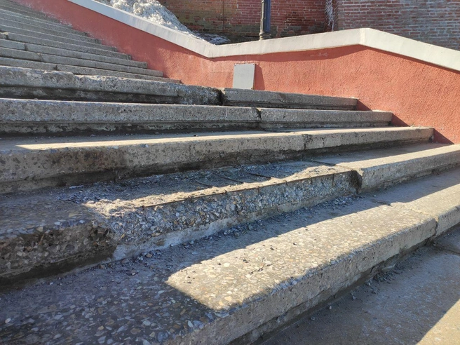 Ступени повреждены: отколоты края и поверхности. | Источник: Наталья Бурухина / NN.RU
