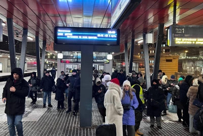 Chaos at Nizhegorodskaya as commuters storm trains after platform closure