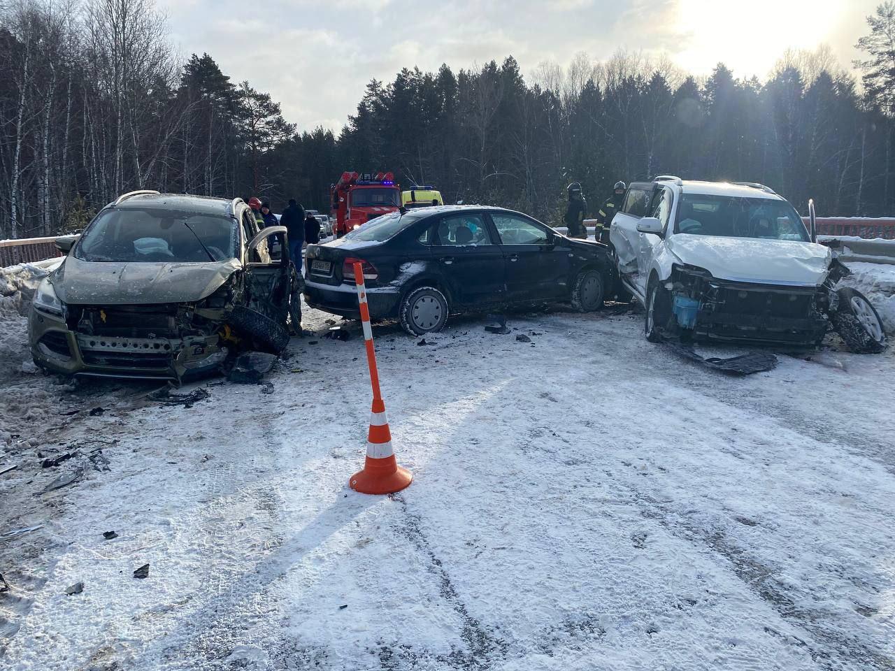 От удара отбросило на машину. В Тюменской области водитель выехал на встречку и устроил массовое ДТП