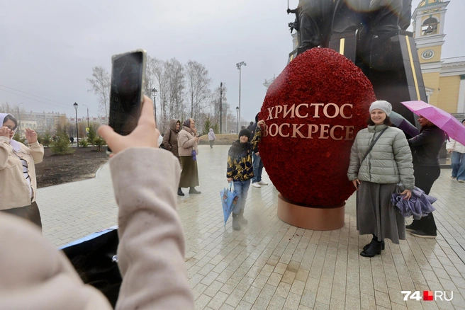 На улице было промозгло и зябко, но праздничного настроения людям это не портило | Источник: Наталья Лапцевич