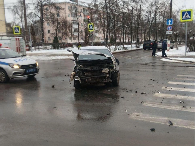 Легковой автомобиль иностранного производства, который столкнулся с машиной скорой помощи. | Источник: dtp_nn / t.me