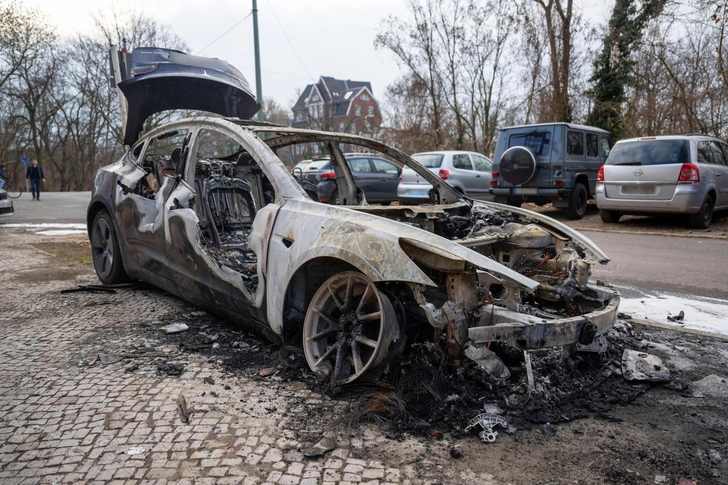 Один из четырех электромобилей Tesla, которые сожгли ночью 14 марта 2025 года в Берлине | Источник: Getty Images