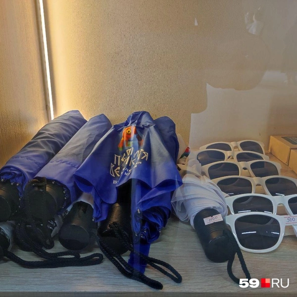 Зонт можно купить за 1100 рублей, а солнцезащитные очки (без символики)&nbsp;— за 500 рублей | Источник: Наталия Главатских / 59.RU