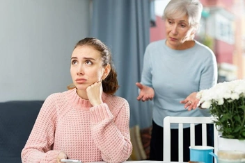 «Хотела родить „для себя“, но передумала из-за мамы — она уже фантазирует о том, как будет воспитывать моего ребенка»