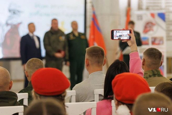 Моменты награждения юнармейцы записывали на память | Источник: Алексей Волхонский / V1.RU