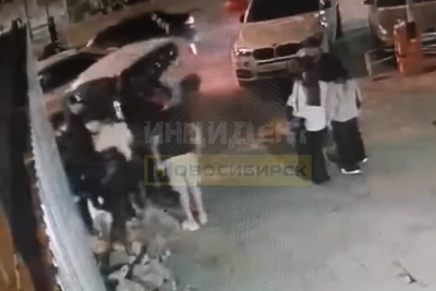 Появилось видео нападения на девушку в центре Новосибирска