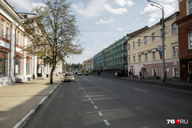 На противоположной стороне улицы работает хлебобулочный магазин. В советское время сюда выстраивались очереди, а аромат выпечки, разносящийся по улице, радует до сих пор  | Источник: Александр Куренной / 76.RU