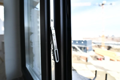 В Братске 8-летняя девочка выпала из окна пятого этажа