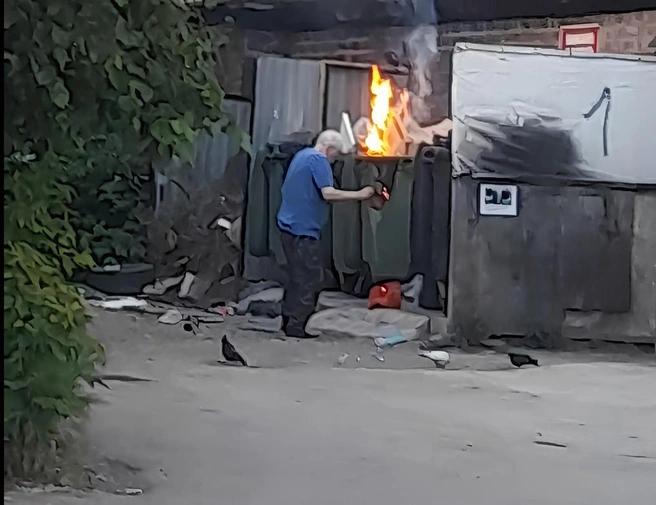 Мужчина поджигал мусор в баках | Источник: читатель НГС
