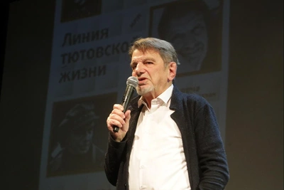 Додин поздравил Сазонова с 90-летием