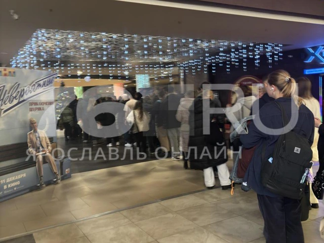 Зрителям пришлось ждать, пока для них организуют места в других залах. | Источник: читатель 76.RU