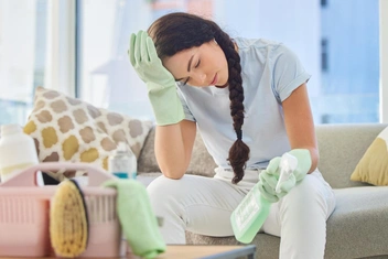 «Муж требует, чтобы я „служила“. А я устала после работы заниматься домом в одиночку»