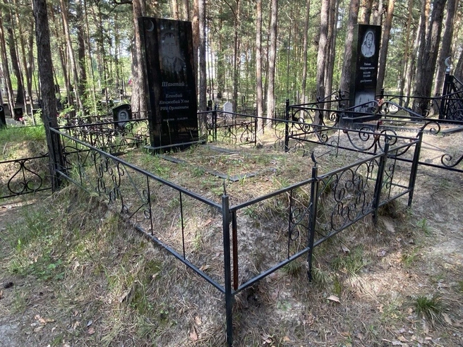 Насыпь обычно делается строго внутри оградки | Источник: Ирина Господаренко / NGS22.RU