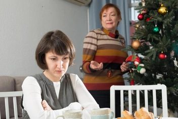 «Устала от совместной жизни с мамой и выжила ее к сестре. Я плохая дочь?»