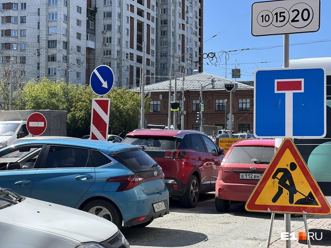 Правда, некоторые машины все же перегородили выезд другим  | Источник: Полина Краснопевцева / E1.RU