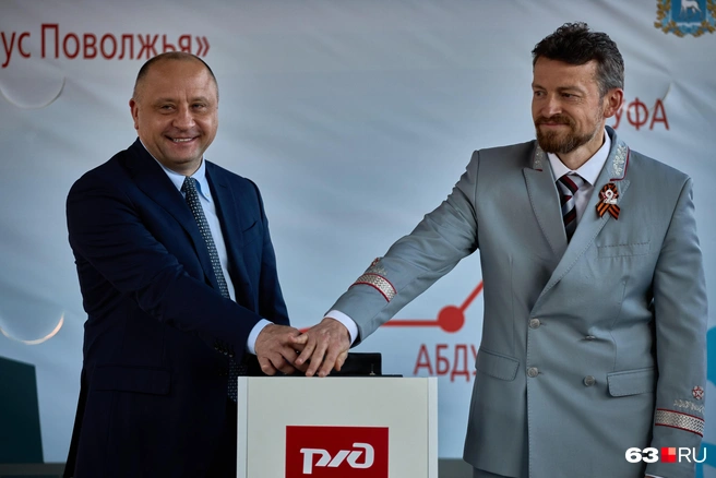 Виталий Шабалатов и Вячеслав Дмитриев нажали на рычаг, и «Ласточка» полетела в Уфу | Источник: Роман Данилкин / 63.RU
