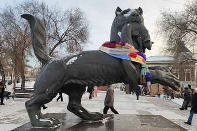 19-meter scarf knitted for babr sculpture donated to Irkutsk museum