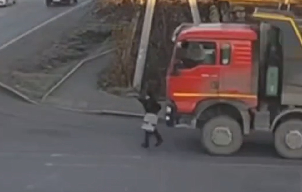 Появилось видео, как грузовик переехал пенсионерку в Нижнем Тагиле