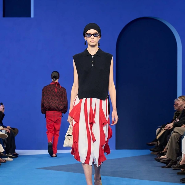 Lanvin возвращает синий цвет — фирменный оттенок Дома Lanvin возвращает синий цвет — фирменный оттенок Дома