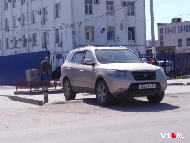 Нормально ж припарковался | Источник: читатели V1.RU