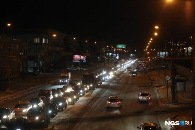 Водители, стоя в длинных пробках, уже придумали название этому отрезку дороги | Источник: Андрей Бортко / NGS.RU