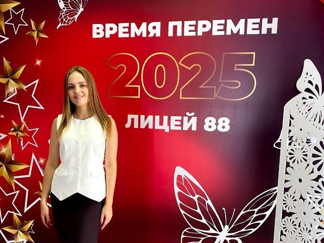 Работать с детьми учительнице помогает знание трендов | Источник: Анастасия Матюшко&nbsp;