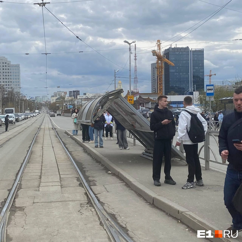 Остановка, как шутят читатели, «устала» | Источник: читатель Е1.RU